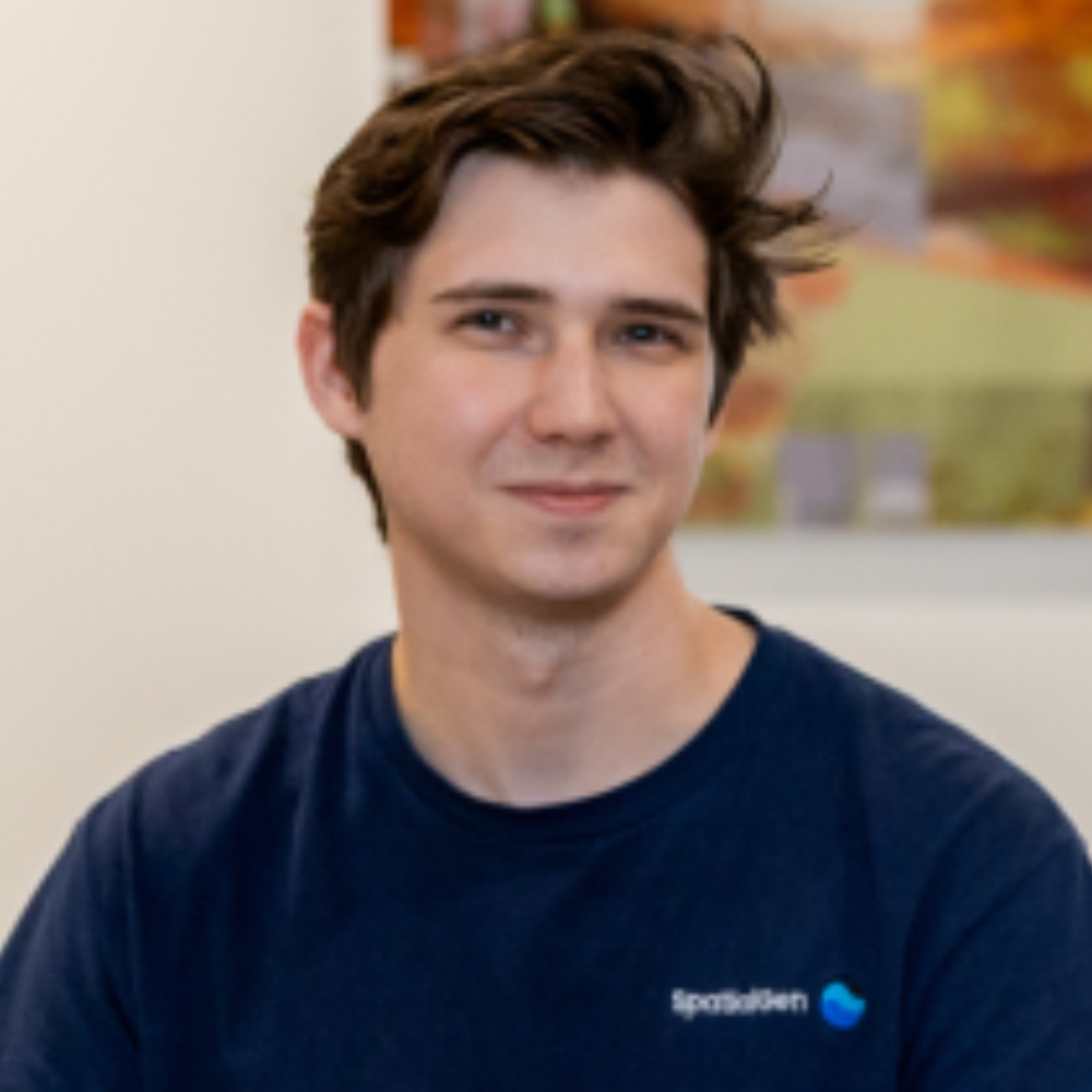 Headshot of Zachary Handshoe